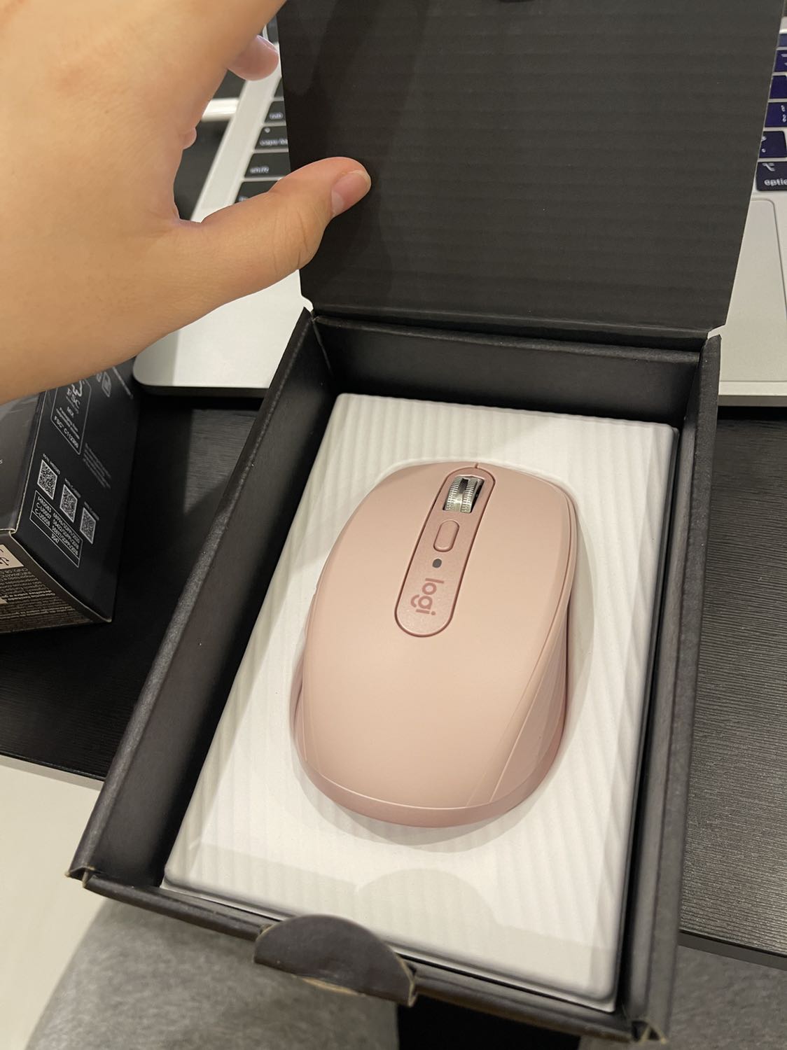 Nhận hàng rất đúng ngày, hộp ko méo mó và sp rất ok, chính hãng, đc kiểm hàng trc. Con này thì ngon ko phải bàn r, dù ko phải bản for mac (vì t thích màu hồng kkk) nhưng vẫn rất ngon, kết nối nhanh và hầu như ko có độ trễ, lăn mượt, bấm sướng nhưng ko có silent (với t thì vẫn ok). Highly recommend bé này 👍👏