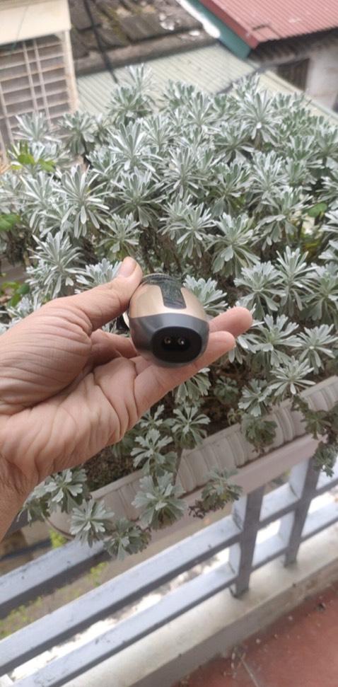 Tông đơ hình thức đẹp, bấm nút là chạy, mình mua về cắt tóc cho trẻ con ở nhà. Có cái rất hay là phần đầu lưỡi dao cắt khi chạm vào da ko gây xây xác mà chỉ khi di vào tóc thì lưỡi dao mới cắt. Rất an toàn khi sử dụng, đặc biệt là với trẻ nhỏ