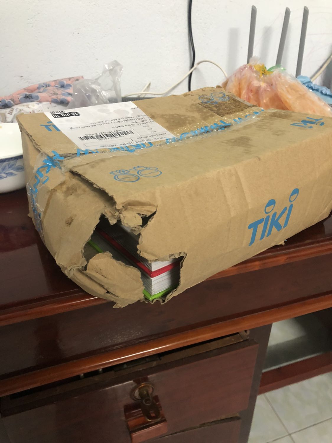 Đợt này tiki giao nhanh nhưng đóng gói ko kỹ như những lần trước. Nhận dc gói hàng mà hết hồn, cầu trời sách k bị ướt luôn vì lúc shipper giao trời đang mưa. May mắn k ướt nhưng bị móp ở góc, hơi tiếc nhưng sách nội dung ưng ý quá, mua lúc dc sale nữa.