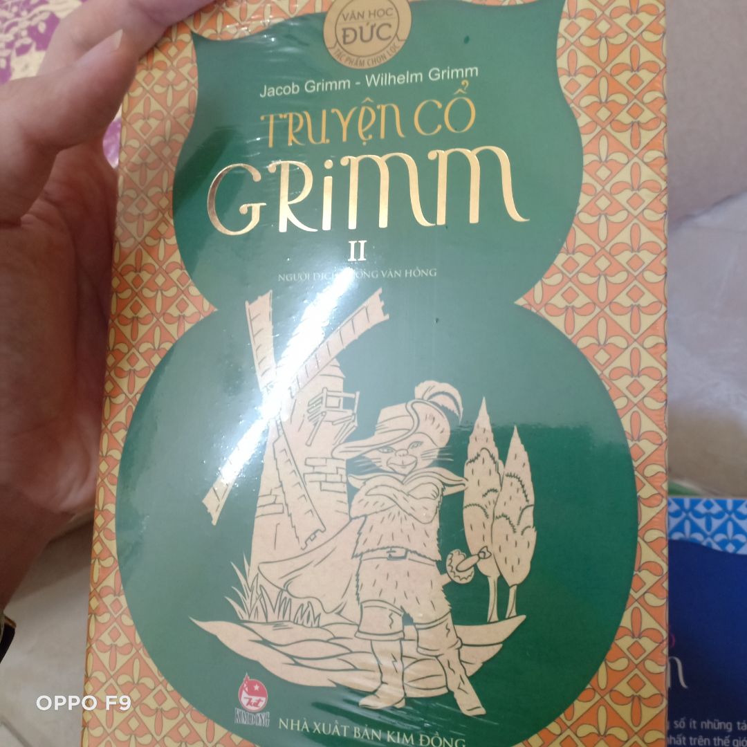 Hàng giao đúng hạn đóng gói chắc chắn, nhưng sản phẩm bị lỗi ,quyển 4  giấy bị nhăn rách ở 1/3 phần quyển sách không biết trong quá trình vận chuyển hay nhà sách biết mà vẫn bán giảm giá