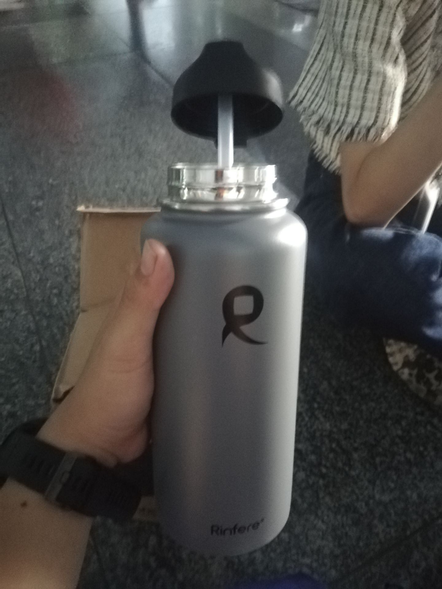 thiết kế, dáng và màu bình rất đẹp nhưng mình mong đợi thiết kế ống hút cao cấp hơn 1 xíu thay vì ống hút nhựa gắn tay vào nắp để có thể hút được! ống hút nhựa đi kèm thì lại quá dài so với bình, nếu cố gắng đè xuống để sử dụng thì ống hút dễ bị gãy, nếu kèm theo nước nóng hoặc nước lạnh mình nghĩ ống hút dễ bị rớt ra! mình chưa kiểm tra khả năng giữ nhiệt cùng chất lượng của bình! Nếu biết vấn đề này mình sẽ mua phiên bản nắp có quai thay vì nắp ống hút! mong sẽ có update khắc phục vấn đề này của nhà sản xuất!
Tiki giao đúng hạn, bao bì ổn!