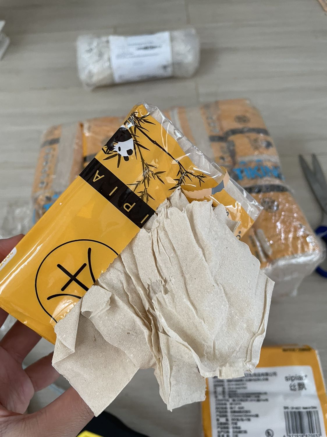 Khăn giấy nhìn dở, mua online có nhiều cái bớt ngờ này đến bất ngờ nọ. Mặc dù mình đã mua rất nhiều lần, rút ra rất nhiều kinh nghiệm.
Mình mua kích thước 18x12,5cm. Mà ai ngờ lại kích thước này.
Nản ghê