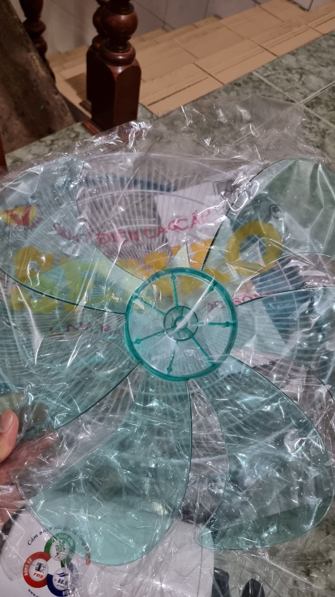 quạt chạy ổn, có điều 2 cánh quạt bị bể không biết do vận chuyển hay bể từ nhà cung cấp, do mình bận để nữa tháng mới kiểm tra, nên ko được đổi. mua lần sau rút kinh nghiệm khui ra kiểm liền quạt chạy ổn, có điều 2 cánh quạt bị bể không biết do vận chuyển hay bể từ nhà cung cấp, do mình bận để nữa tháng mới kiểm tra, nên ko được đổi. mua lần sau rút kinh nghiệm khui ra kiểm liền