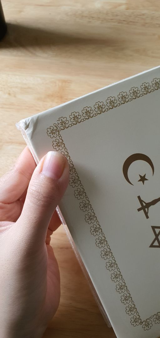 sách bị cong 4 góc, giao hàng trễ do dịch bệnb có thể thông cảm nhưng sách bị cong cả 4 góc thì kg thể chấp nhận được. nhận cuốn sách mà làm bực mình