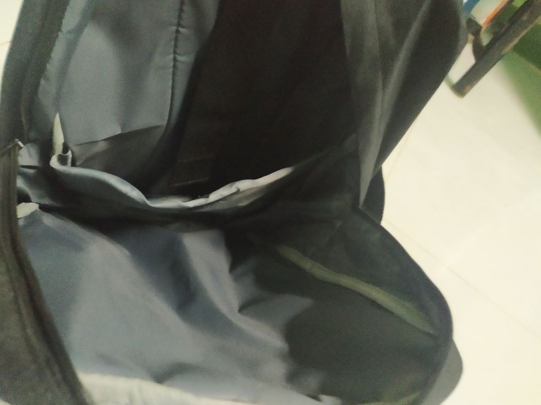 Da cặp tốt lắm, 2 cái quai đeo cũng chắc không sợ bị bung ra, đặc biệt có nhiều ngăn và ngăn để nước cao nữa rất tiện lợi. Với giá này thì tuyệt vời ?.