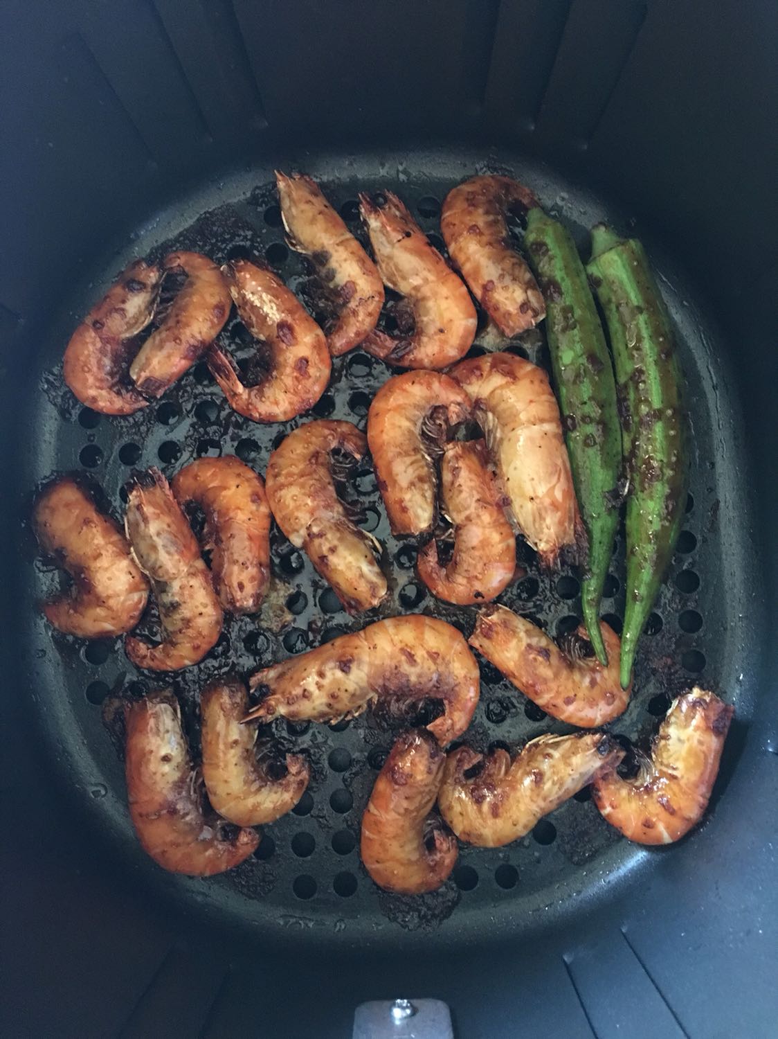 Giao hàng nhanh lắm, đóng gói kĩ càng, nồi chiên phù hợp dành cho 4-5 người. Chỉ có điều là lau chùi hơi mất thời gian tí thôi ạ. Vì dầu nó văng lên trên quạt gió, nên mình phải lau ở bên trong cho không bị dơ. Đồ ăn làm ra nhìn ngon.