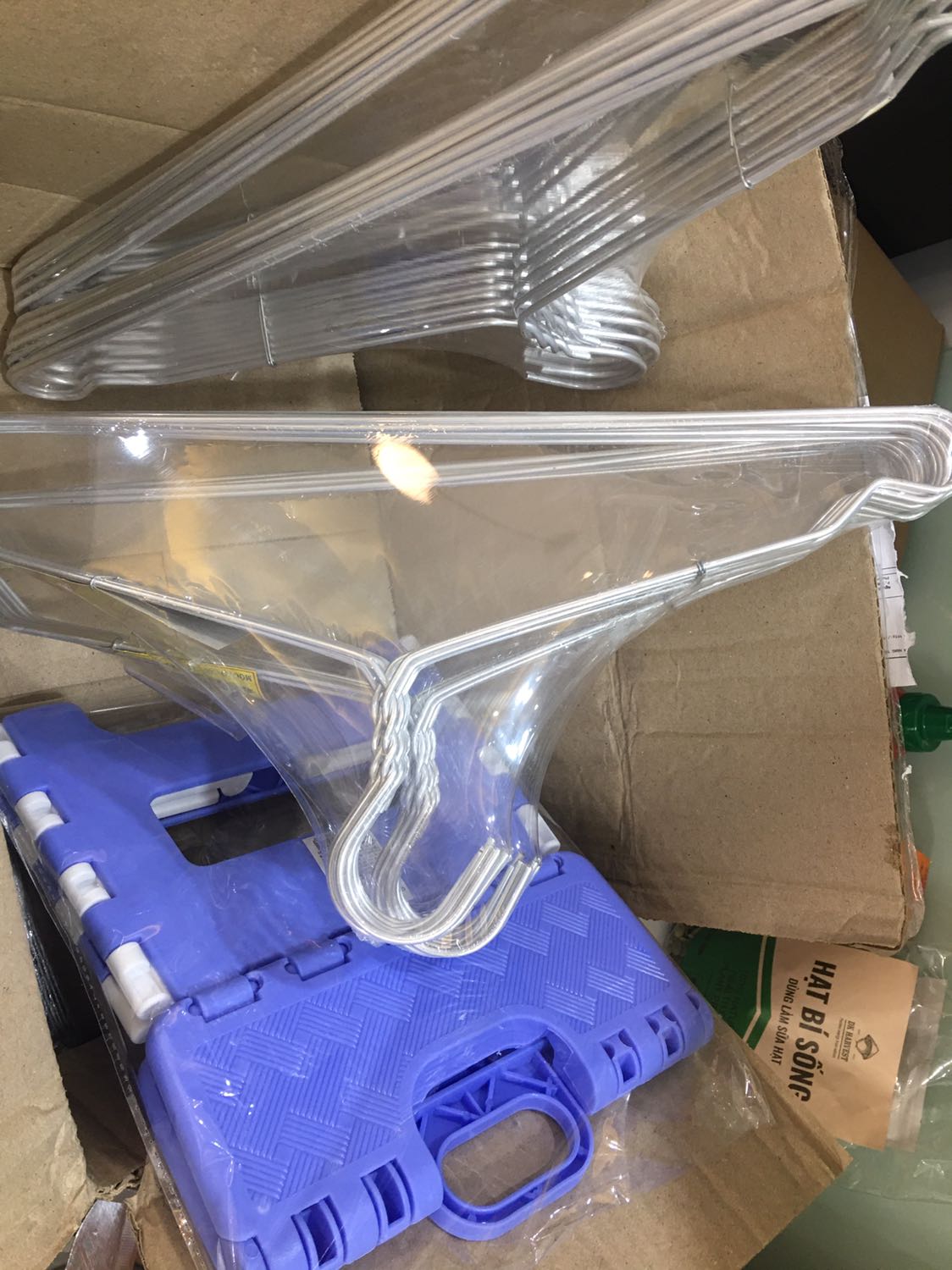 Shop giao hàng nhanh hơn dự kiến.
Móc nhỏ gọn, hợp để treo đồ nữ hoặc đồ trẻ lớn chứ quần áo nam và đồ nặng thì dạng móc này hơi yếu.
Không biết có phải do dây thép cột móc cọ sát hay không mà một số chỗ móc hơi bị sần sùi, treo quần áo vào có thể làm xước vải...