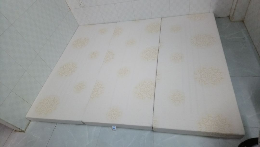 Nệm hơi nặng, nằm êm. Lớp bông dưới cứng, lớp cao su phái trên dày, êm. Có lỗ thoát hơi nên không bị bí, nằm mát.
Lớp bông ép không chặt nên thấy nó bị bong ra ở chổ tiếp xúc với lớp cao su. Nệm hơi nặng, nằm êm. Lớp bông dưới cứng, lớp cao su phái trên dày, êm. Có lỗ thoát hơi nên không bị bí, nằm mát.
Lớp bông ép không chặt nên thấy nó bị bong ra ở chổ tiếp xúc với lớp cao su.