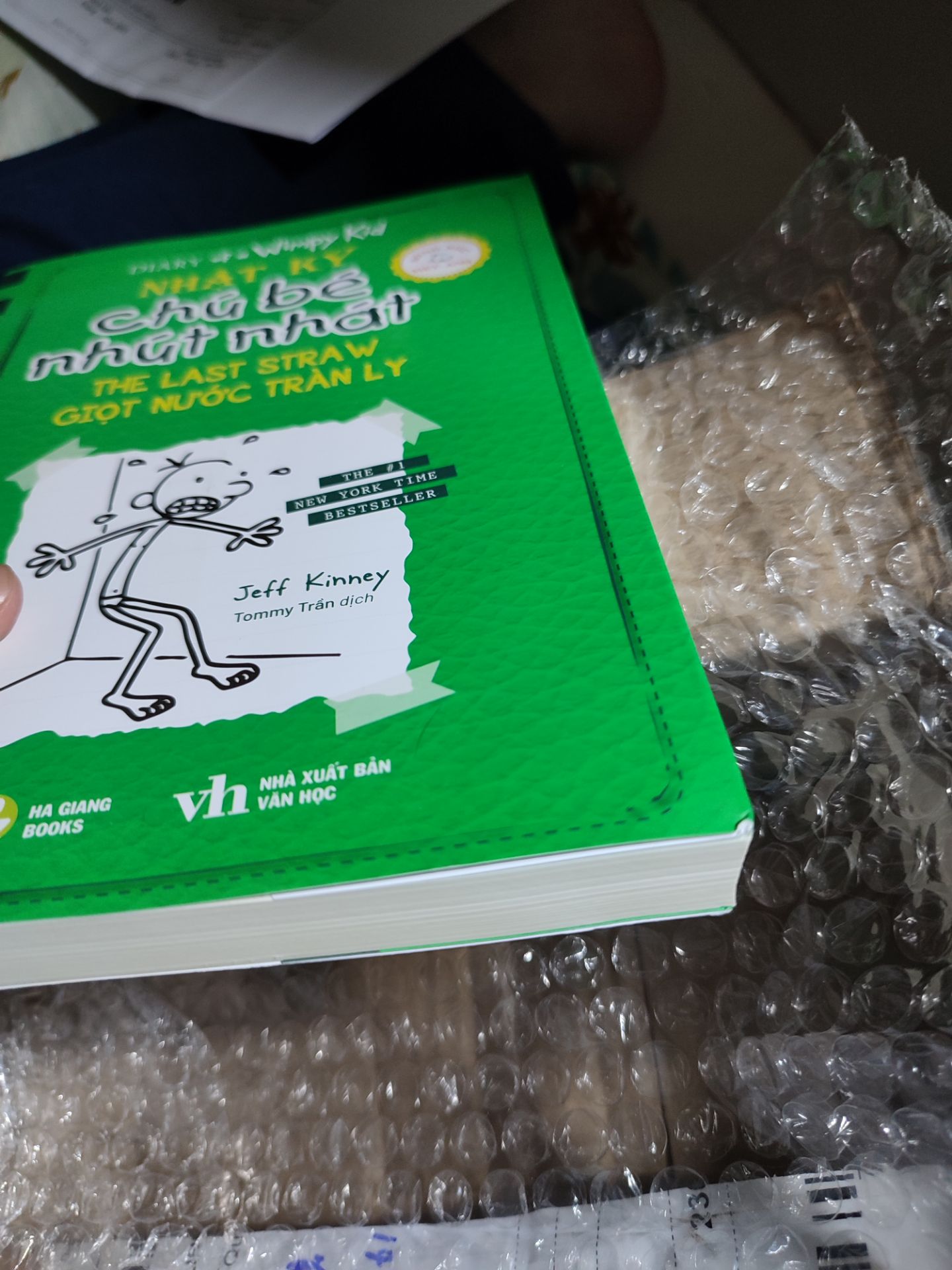 sách ổn nhưng hơi nhăn ở góc trang sách.