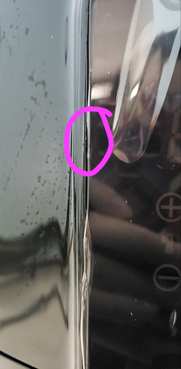 Mình định mua làm quà mà tiki giao chiếc nồi trầy xước, màu sơn không đều, gọi lên tổng đài để đổi trả hàng và lưu ý là quà tặng để bên kiểm hàng cẩn thận hơn, vậy mà đợi chờ cả tuần nhận được chiếc nồi còn tệ hơn, nứt mẻ cũ kĩ như nồi đã qua sử dụng còn hôi mùi nhựa tái chế. Quá thất vọng với cách làm việc của Tiki. Mong cty xem lại chất lượng hàng hoá trước khi bán cho khách.