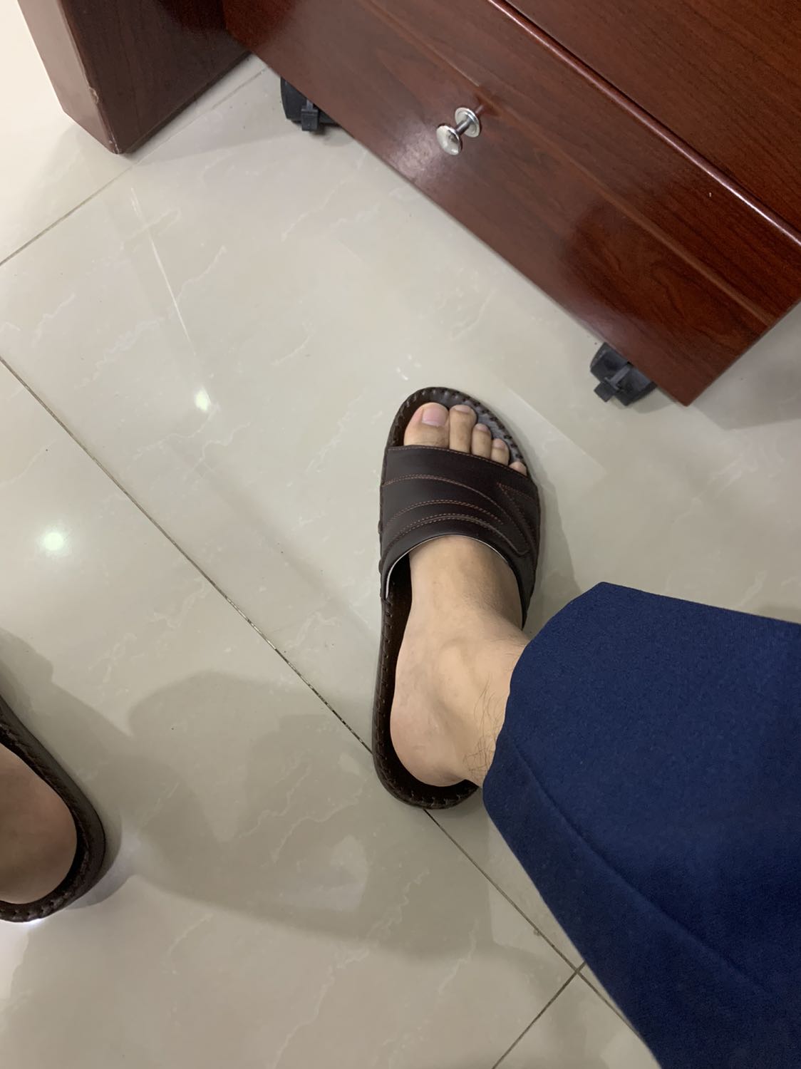 Shop có thể liên hệ lại giúp mình được k? Mình chọn nhầm size , bị rộng đi đau chân quá. Muốn đổi giảm 1 size. Thanks.