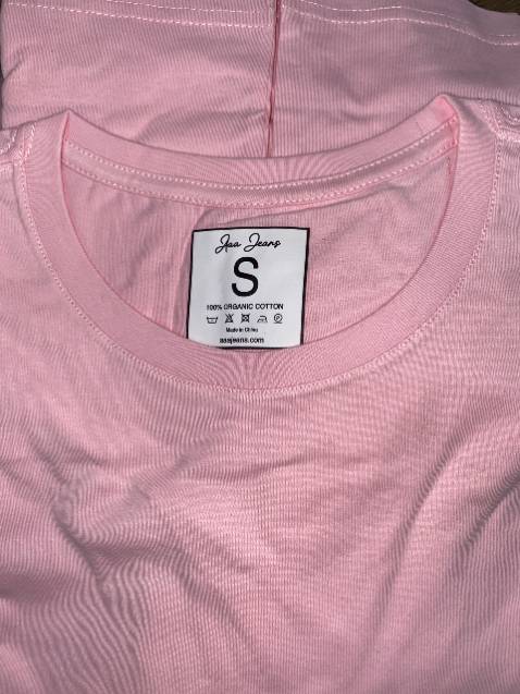 Giao hàng siêu nhanh, áo đẹp, hoàn thiện rất cẩn thận. Nên mua