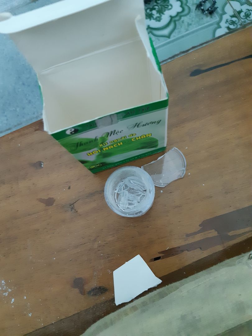 lọ bột sản phẩm vỡ tùm lum . làm ăn k có trách nhiệm lọ bột sản phẩm vỡ tùm lum . làm ăn k có trách nhiệm