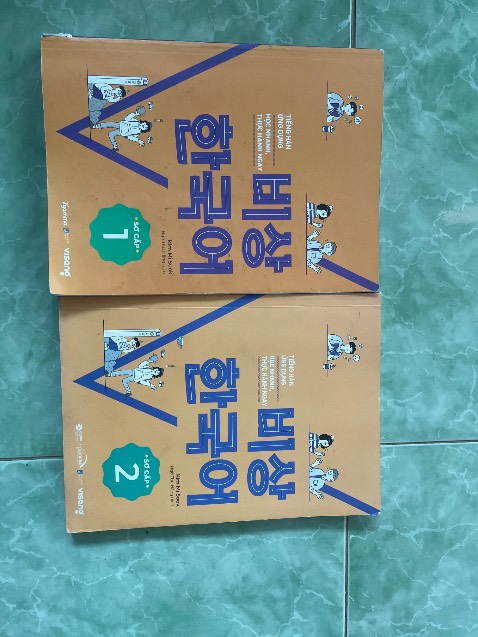 Đóng gói sơ sài, sách bị gấp mép.
Màu bìa nhạt hơn quyển 1, trang giấy mỏng hơn.