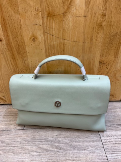 Có ngăn phụ ở sau dùng thích da mềm lắm mua đi mấy bà đi tiệc hoặc mang bth vẫn xinh lắm nha cảm ơn shop nhiều🥰