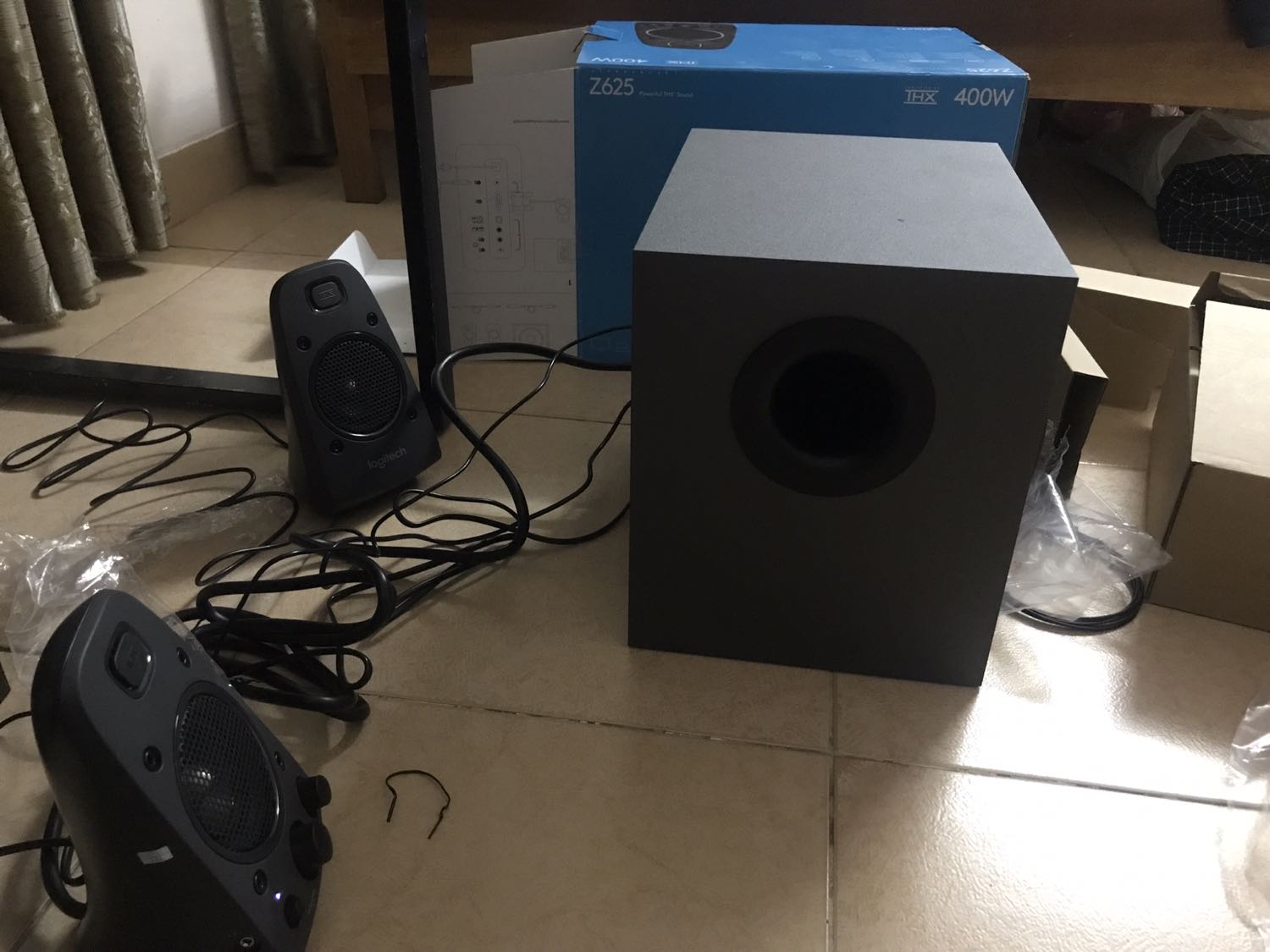 Loa này thì bass sâu , mid hơi tối , chất lượng cũng ổn cho các bạn thích nghe dãnce , edm . Có 1 vấn đề khi mình mở sản phẩm ra thì bị rách tem bảo hành . Gọi tiki nhưng mãi k thấy trả lời . Các bạn mua hàng khi nhận hàng thì chú ý bóc hết ra kiểm tra các kiểu trước khi thanh toán nhé . Mình bỏ tiền ra mua hàng mới mà lại mua phải hàng k được bảo hành thế này thì khá mệt .