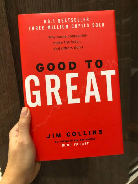 Sách mới toanh còn lớp màn co. 
Hình thức: Cực thích vì bìa cứng đen tuyền có lớp bìa giấy rời in tựa đề, giấy xốp dày, màu ngà giúp đọc đỡ nhức mắt. Cỡ chữ vừa, dễ đọc. 
Mình mua lúc giảm còn 239k. Rất hài lòng