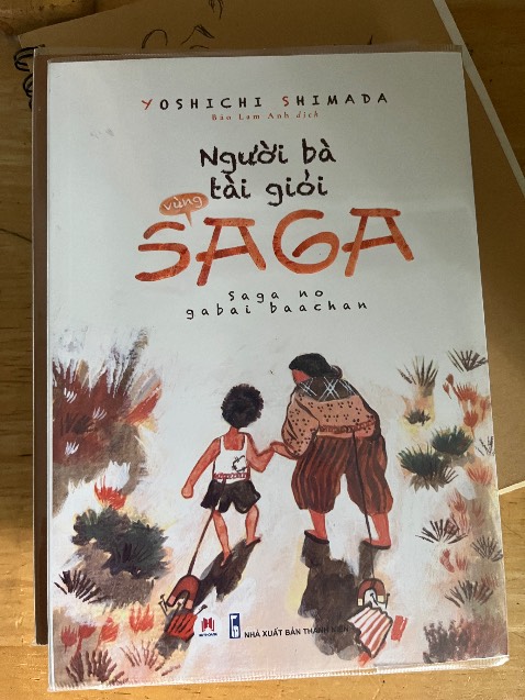 Truyện dễ đọc và đọc rất cuốn, phù hợp với nhiều lứa tuổi. Văn phòng dễ hiểu, câu chuyện nhẹ nhàng mà cảm động về người bà và cuộc đời của cậu nhóc