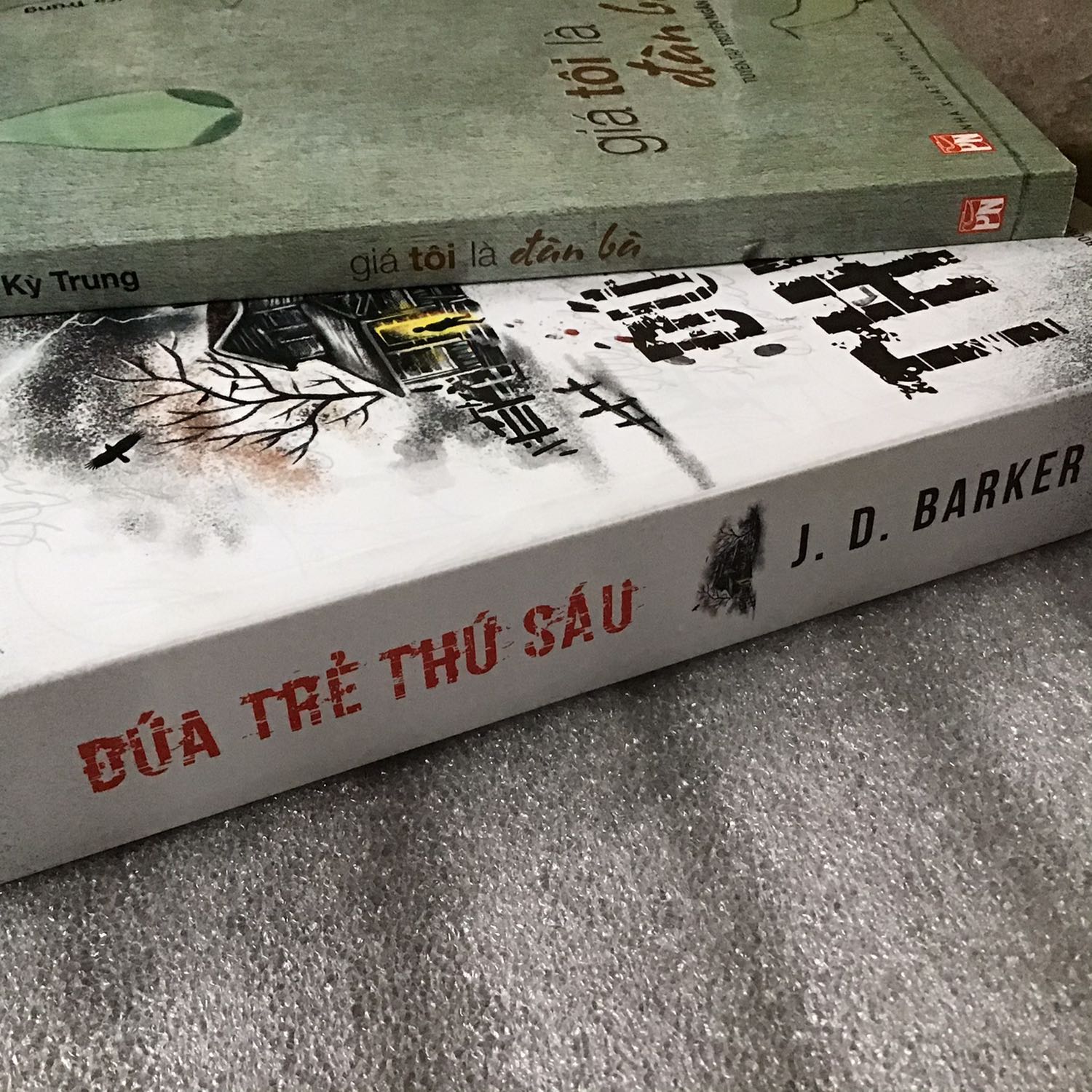 Sách mới,to vật vã các bạn ạ,mua lúc sale 40% thôi nhưng đang có mã giảm 20k cho đơn 150k nên chiến luôn. Nội dung hay miễn bàn rồi,sau 4MK và Cái Chết Thứ Năm thì dĩ nhiên k thể bỏ qua cuốn kết này