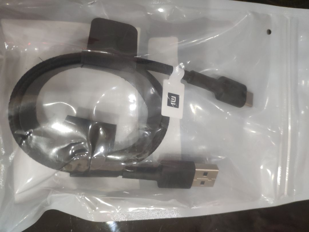 Hàng ship đến nhanh. Nhân viên vui vẻ.
Dây sạc bề ngoài nhìn khá chắc chắn,  hai đầu cắm được bọc cao su, không lo bị gập, cũng cảm thấy an toàn khi cuốn bỏ vào túi mang theo.
Màu đen phần bọc dây nhìn đẹp và sạch ;))
18W, sạc cũng nhanh, dù vừa sạc vừa sử dụng.