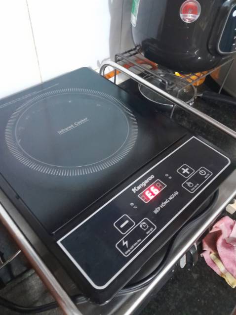 Bếp quá tệ. Nấu được một lúc là tắt và nghe mùi rất khét. Vùng hồng ngoại bị lệnh ra ngoài làm nóng cả các nút điều khiển. Bếp quá tệ. Nấu được một lúc là tắt và nghe mùi rất khét. Vùng hồng ngoại bị lệnh ra ngoài làm nóng cả các nút điều khiển.