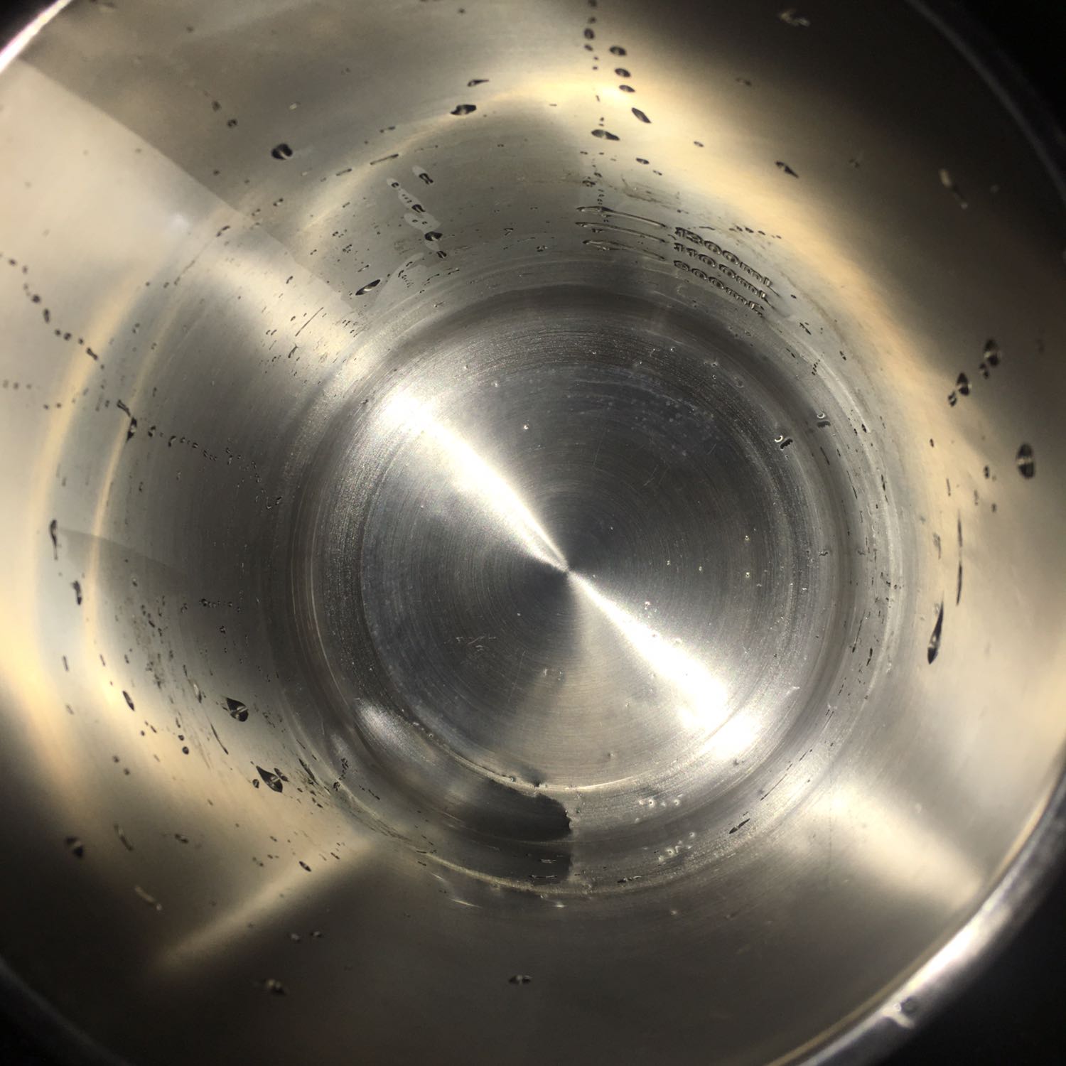 Sử dụng một thời gian mới lên để review. Máy làm sữa nhanh, tiếng kêu giống tiếng nước sôi, không quá ồn. Làm sữa đậm đặc thơm chứ không loãng như ở ngoài, nhưng phần bã nếu xay được mịn hơn thì có thể uống cả bã. Xay xong bỏ phần bã đi quá nhiều. Mong bên nhà sx cải tiến lưỡi xay mịn hơn. Cảm thấy phần chất liệu của lõi khá dễ bị gỉ.