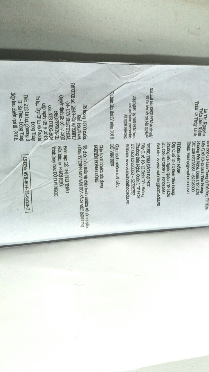 Sách bị dơ , quăn góc , nhăn ở vài trang cuối , giống như bị dẫm đạp lên sách.