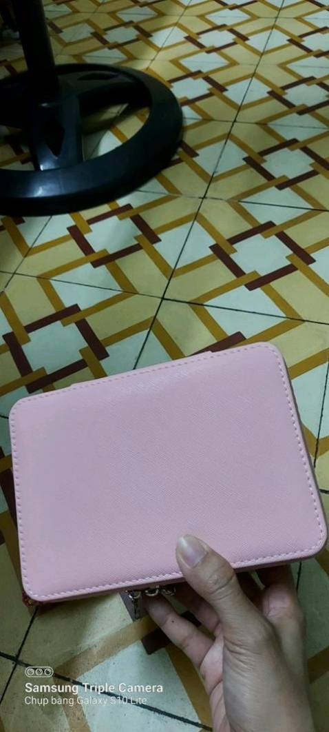 Rất đẹp , đúng quản cáo . Shop làm ăn uy tín , giao nhanh đúng hẹn , đúng hàng , đúng màu . Mình thấy các shop có tiki now thường rất uy tín , mình mua hàng chưa bị giao sai bao giờ . Có các nhà bán không có tiki now thì giá rất rẻ, giao lâu nhưng lại giao đểu , giao sai hàng nhiều . Mình để lại ý kiến cho mọi người tham khảo nhé . Không nên thấy rẻ mà ham