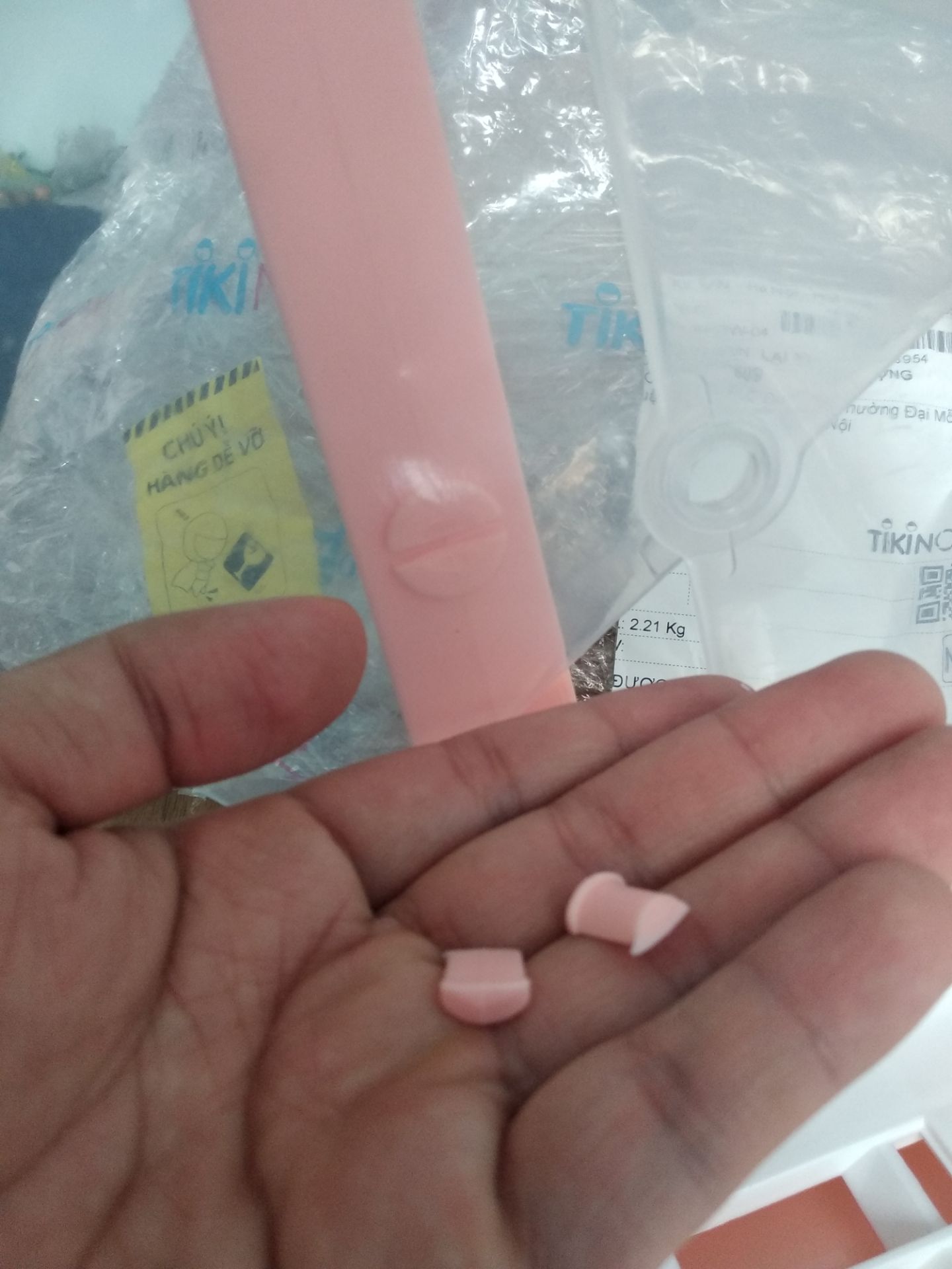 Mình vừa nhận được hàng, nhựa khá mỏng, ko được chắc chắn lắm, nếu lành lặn thì dùng tạm cũng được nhưng mà mở sản phẩm ra thì phát hiện bị gãy chốt bên trái. Tiki kiểm tra và đổi cho mình sản phẩm khác sớm nhé.