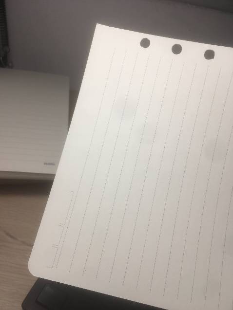 10 điểm cho chất giấy, giấy rất dày, viết thậm chí không thấy vết hằn, mặt giấy mịn, viết bút máy cực êm.
Chân ái, chân ái. 
+1 điểm vì còn là hàng Việt Nam nữa.
-1 vì lỗ giấy bấm vẫn còn hơi nham nhở chút.
Tổng kết vẫn là 10 :))))))))))))))
Nhưng thực sự rất mong bên công ty để ý phầm lỗ giấy, rất mong luôn.