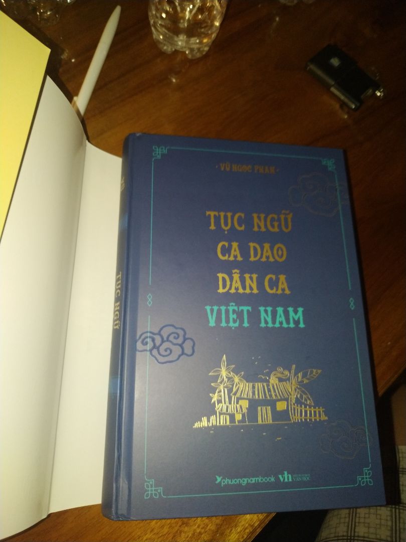 sách đẹp, mới xuất bản. bên trong màu tím than yêu thích.