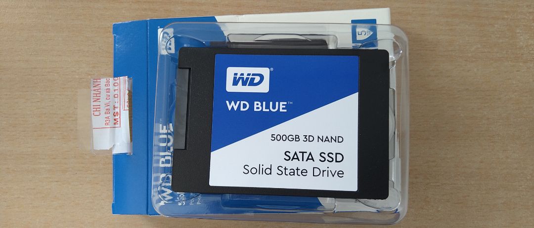 Khi mở ra không có bao nhựa niêm phong bên trong đóng gói ổ cứng nhưng lắp vào máy vẫn hoạt động. Bên đơn vị vận chuyển có chức năng hỗ trợ theo dõi đơn hàng rất có ích. Không hiểu sao hàng tôi mua bị chuyển đi sai tuyến. Tôi liên hệ đơn vị vận chuyển hỗ trợ chuyển hàng về gấp thì chỉ được trả lời ậm ờ sẽ chuyển về sớm. Tôi phải liên hệ lại Tiki phản ánh thì được hỗ trợ tốt, nhiệt tình, có nhân viên theo dõi đơn hàng và gọi thông báo lúc hàng chuyển về cho tôi. Trừ 2 sao vì sai sót của đơn vị vận chuyển, giải quyết vấn đề không thỏa đáng, hàng có vẻ đã được tháo ra và bỏ lại vào hộp.