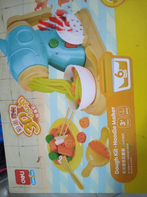 Đất mền mịn.  Mùi thơm dễ chịu. Bé nhà mình rất thích chơi.  Bộ đồ khá ưng ý.  Mẫu mã đẹp