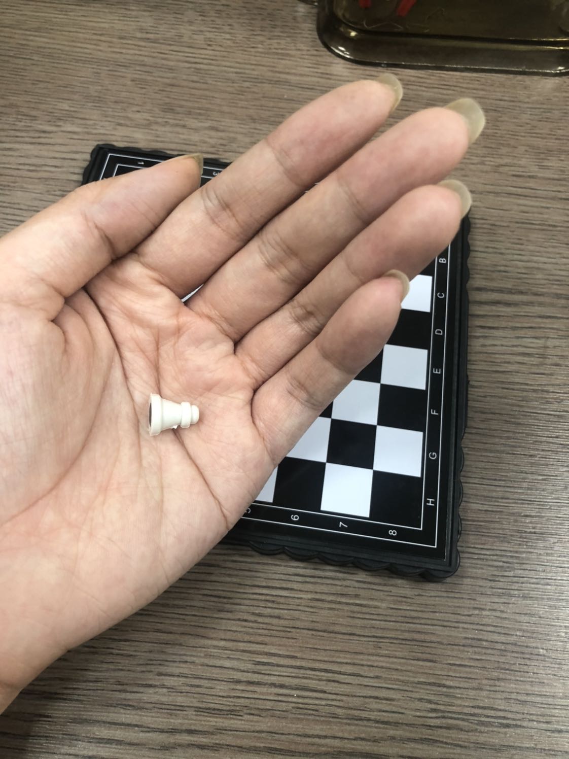 Đồng ý là do mình đọc không kĩ mô tả, vì thật sự đó là điều k ngờ tới. Nhưng nếu cờ vua đã không có size như bình thường thì nên để là bộ cờ vua siêu mini bỏ túi. 
Chứ mọi người bỏ tiền mua về, cũng k rẻ rồi để chẳng biết làm gì với nó thì làm sao ? 
Tại sao có quá nhiều nhận xét tệ như vậy mà tiki vẫn để bán trên hệ thống ??? Mình đã tin tưởng tiki hơn các hệ thống khác rất nhiều :(