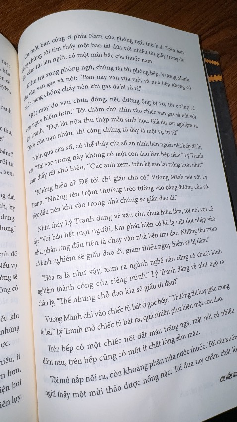 Bookmark sao bị ngược số, nhìn kiểu gì cũng bị ngược. Thích combo Ghi chép pháp y này ghê. Toàn cuốn hay.