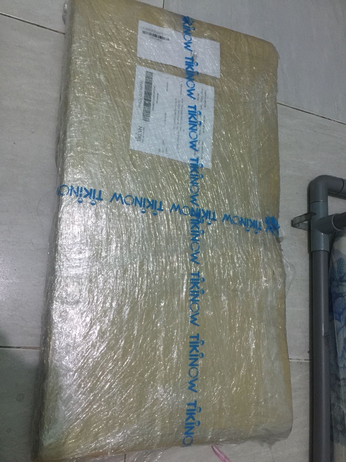 Mô tả dày 0.8 cm nha, nhưng nhận hàng về (mỗi tấm đã xếp đôi lại, tức là 20 tấm) chỉ tầm 5cm
Trước khi mua hàng mình cũng k tin tưởng, thường chỉ dày 4 li giá thế, cái này mô tả 8 li, nên đã gọi đt hỏi, nv Tiki bảo là giống như mô tả, nếu k thì khách được đổi hàng. Khi mua về mình gọi lại, bảo là trước giờ sản phẩm này bán vẫn vậy, nếu k hài lòng thì hoàn tiền thôi k đổi hàng. Thay vì như vậy ghi đúng mô tả đi thì mình chẳng đắn đo làm gì. Mua hàng tiki rất nhiều, cũng có nhiều phát sinh, nhưng giải quyết ổn, duy lần này, minh phải ý kiến để các anh chị biết rõ về sản phẩm, đỡ phải phiền lòng.