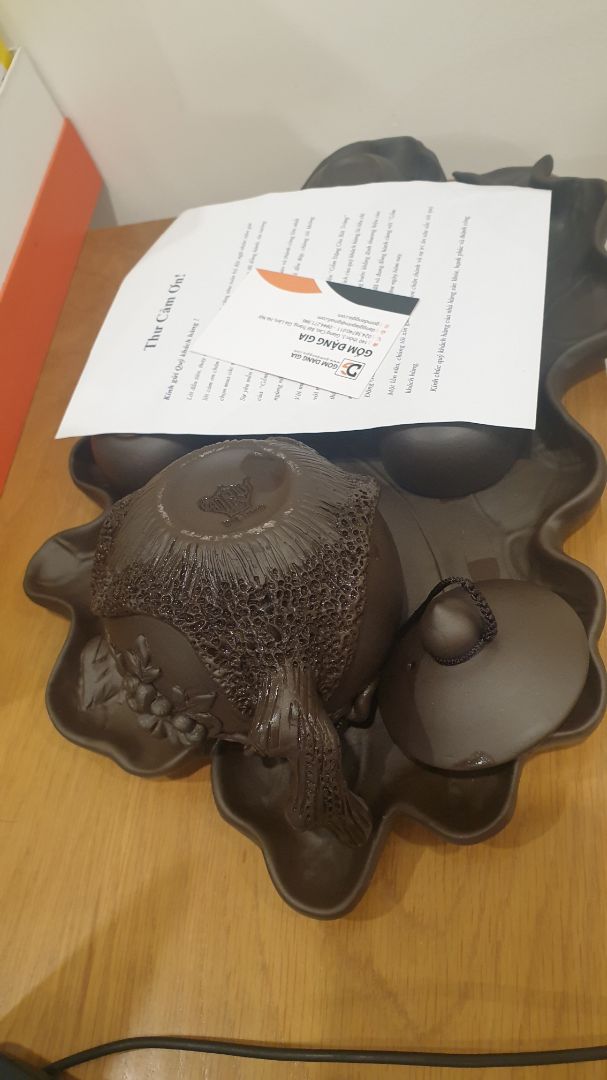 Shop đóng gói kỹ, chèn lót chắc chắn. Bộ bình trà hoa văn và nước men tuy còn 1 vài chỗ chưa chỉnh chu, nhưng chấp nhận được. Gốm giữ nhiệt nên trà uống khá ngon.