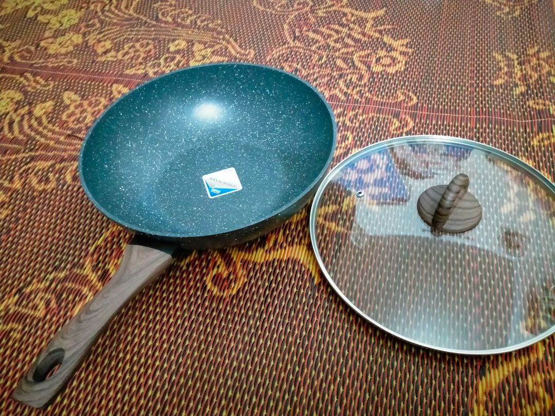 Chảo chống dính sâu lòng với đường kính 30cm nên việc nấu nướng rất tiện và thoải mái nấu nướng luôn. Đặc biệt là chảo có tay cầm nhựa giả gỗ rất đẹp cùng nắp đậy thủy tinh cường lực có tay cầm cũng là nhựa giả gỗ cách nhiệt nên tổng thể rất đẹp, rất hài lòng luôn.