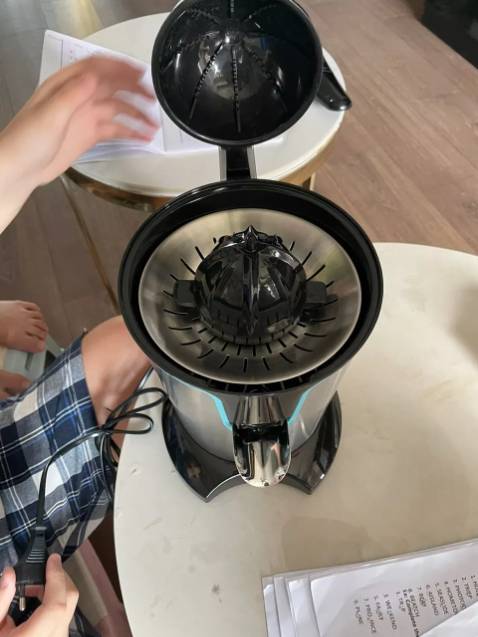 Không cần dùng sức nhiều như vắt cam bằng tay Máy hoạt động nhanh, vắt được nhiều cam trong thời gian ngắn