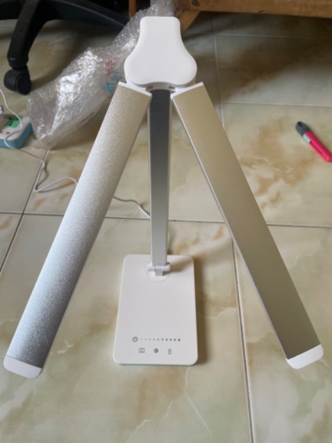 Vừa đập hộp sáng nay 20/03/23, nhận xét chung ban đầu là ổn áp, chức năng đèn như quảng cáo, nhưng mà dáng đèn mảnh khảnh quá nên đặt chỗ nào ít va quẹt chớ mình nghĩ rớt chắc gãy á :)). Đèn nhiều chế độ sáng, nhiều mức sáng, xoay, gập các hướng oke. Chỉ là với mức giá này sp khác nó có pin sạc (mua về cho cháu học bài, để nhà ko nên cũng ko cần) và cái sạc ko dây cho smartphone (cũng ko cần nốt, để cháu nó tập trung học), cá nhân mình thấy mấy chức năng đó tiện nhưng tích hợp nhiều giá lại vẫn nhiêu đó thì các bạn tự nghĩ xem có bền hay khum nha :))

Sp về sau ntn thì phải sử dụng mới biết đc, cám ơn mn đã đọc :))