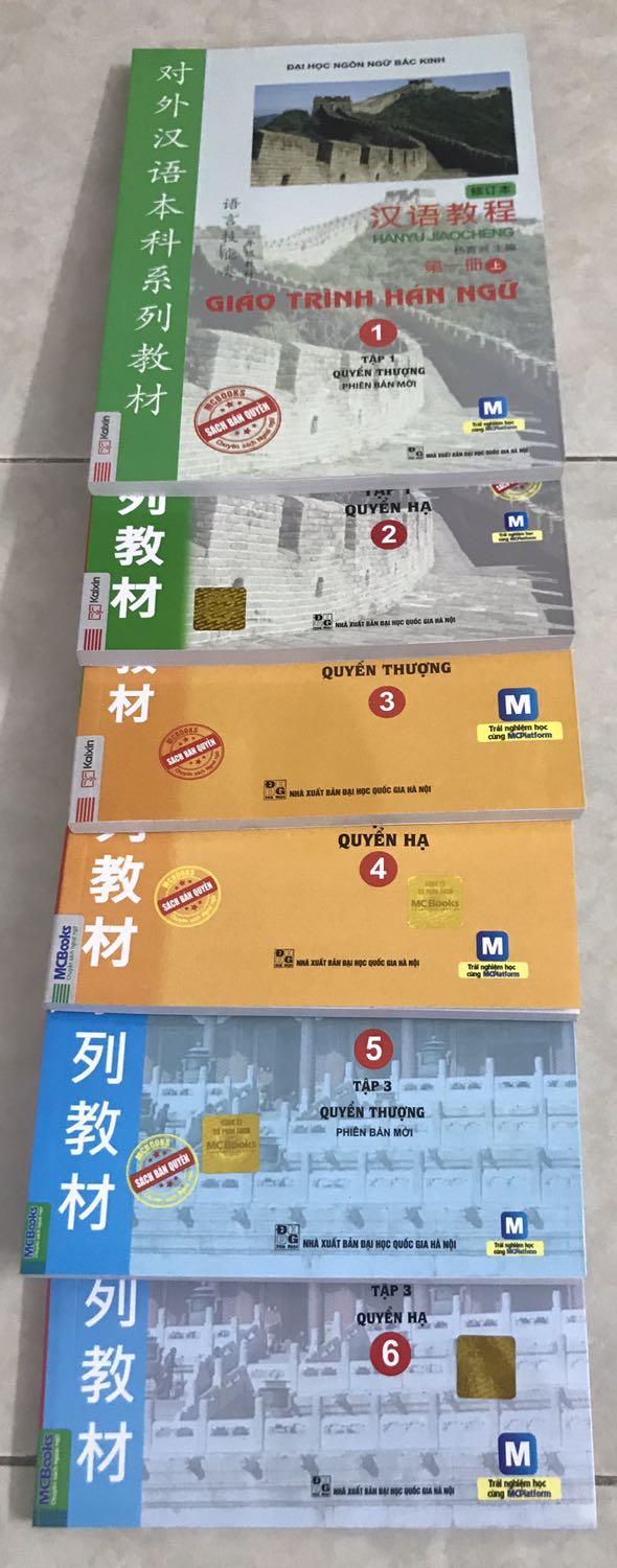 Giáo trình Hán Ngữ phiên bản mới gồm 3 tập (6 cuốn) 76 bài. Sách in ấn đẹp, trình bày rõ ràng, khoa học.