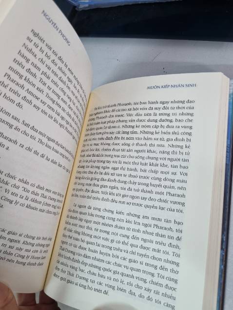 Chất lượng giấy oke như ảnh nhá, bìa sách cứng, có khèn bao ni lông quanh sách
Nghe riveiw cũng nhiều nên mình mua đọc thì thấy
Về nội dung thì mình mới đọc có ít, thấy cũng khá hay, bàn luận về luật nhân quả dựa trên khoa học và tâm linh.