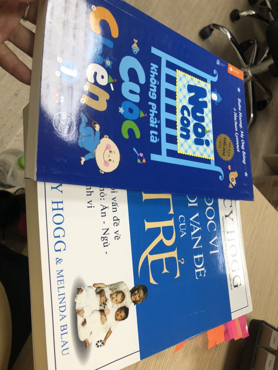 Sách ko bị dính trang là ưng cái bụng rồi. Nội dung nên đọc kỹ nhé các mom
