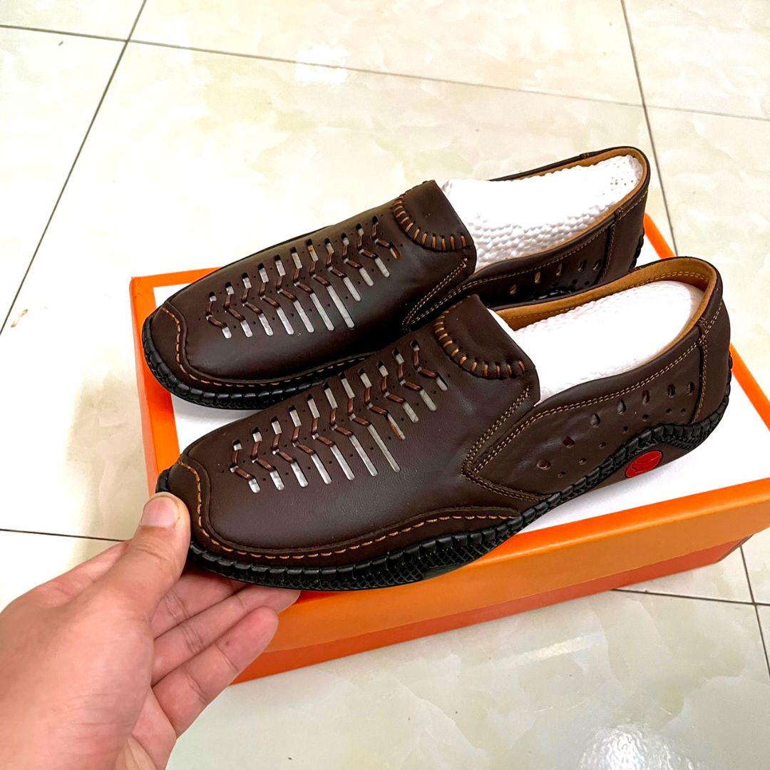 hàng giống như quảng cáo chuẩn da bò tét lửa không thấy bị sun. đầy đủ thẻ bảo hành cảm ơn shop nhé.