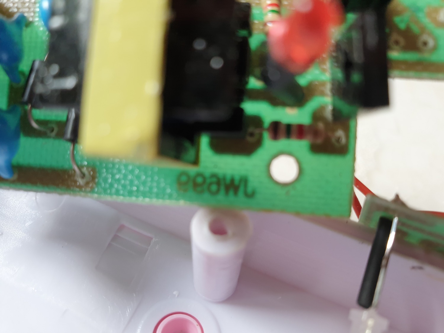 Sản phẩm phân phối bởi Tiki rẻ hớn Aeom ( 119K miễn phí ship) hoặc Comet CP042 ( *** 140K free ship).Pin acquy thay bằng pin Lithium 18650 Sạc 5V an toàn điện nhưng mạch sạc  4056A không tự ngắt khi pin đầy , dể gây chai pin.
Mẫu mã đẹp về thiết kế. Giá cả  rẻ nhất trong cùng phân khúc