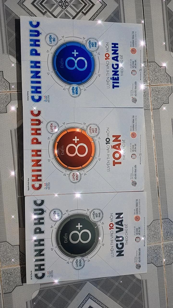 Giao đúng thời hạn , không bị trễ . Sách ở ngoài to cực kỳ , nhưng rất dễ đọc . Sách giải rất chi tiết , hướng dẫn kỹ và dễ hiểu .  Sách có sử dụng mind map cho môn Văn nên dễ học nè . Tổng hợp các đề những năm gần đây của các tỉnh/thành phố lớn nè .Nhưng có vấn đề là trong quá trình vận chuyển thì sách hơi móp tí . Nhưng không sao , vẫn cho 5 sao để động viên mọi người nè.  Sách tuyệt lắm nha