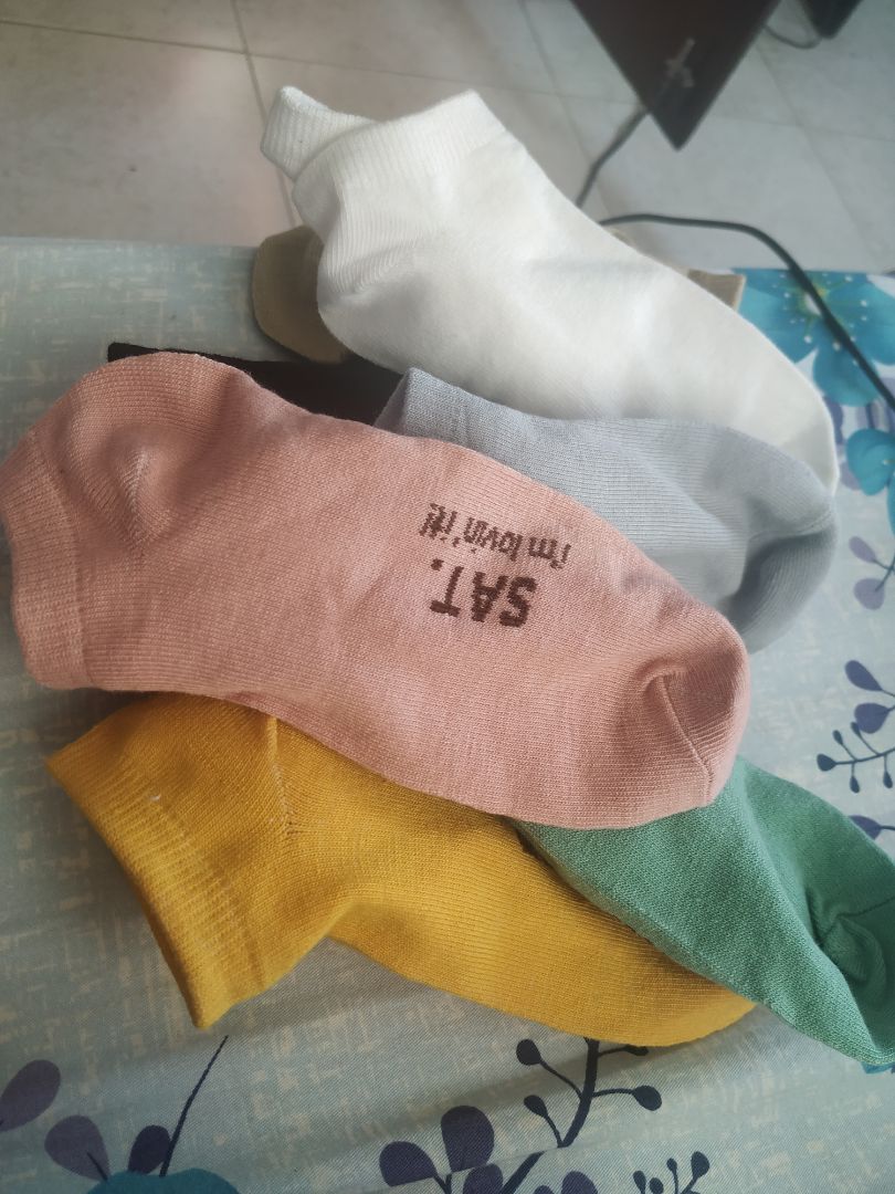 nhìn đẹp và khá chắc chắn, màu sắc toàn màu đáng yêu, tất ngắn ngang mắt cá chân, quá ổn so với giá thành