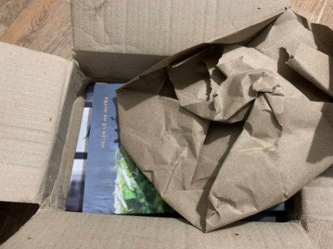 Lần này m khá thất vọng về cách đóng gói của Tiki
Sách đóng gói trong hộp quá sơ sài,  nhưng hộp còn bị rách như này.
Đã thế m mua 4 cuốn nhưng chỉ 1 cuốn được bao nilong. 
Hộp rách + sách không bao nilong + mùa mưa =  thế nào ạ???