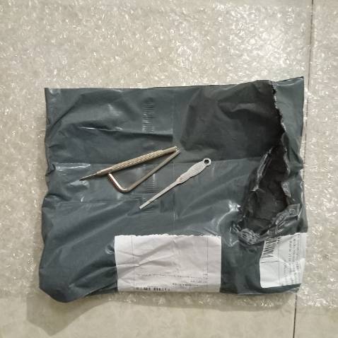 Mình mua hàng online cũng nhiều mà nay mới gặp trường hợp shop bán hàng tồi vậy. Đặt bộ lục giác mà giao cho 3 đồ cũ đã hỏng. Hàng thì cũg chẳng giá trị nhưng có dấu hiệu *** đảo nên rất bức xúc .