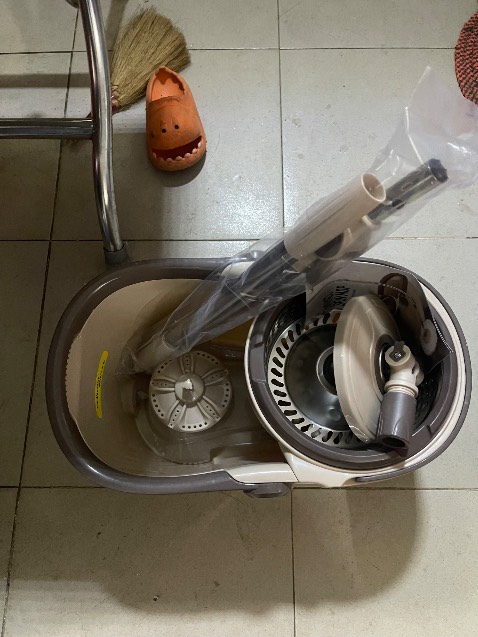 Shop giao hàng rất nhanh đặt 1 ngày là đã nhận rồi ,  bộ lau nhà màu rất đẹp , đó giờ ki sài hàng lock lock , ko biết chất lượng thế nào